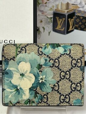 GUCCI GG Supreme Blooms Compact Wallet 😍🌸